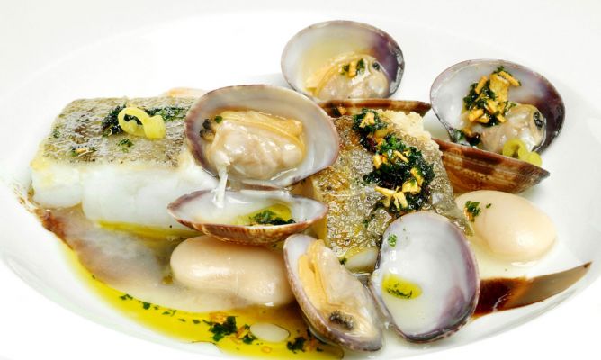 Judiones con almejas y bacalao