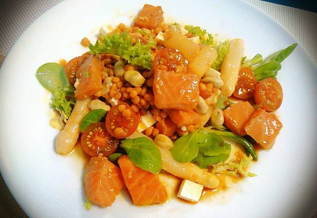 Ensalada de legumbres con salmón marinado
