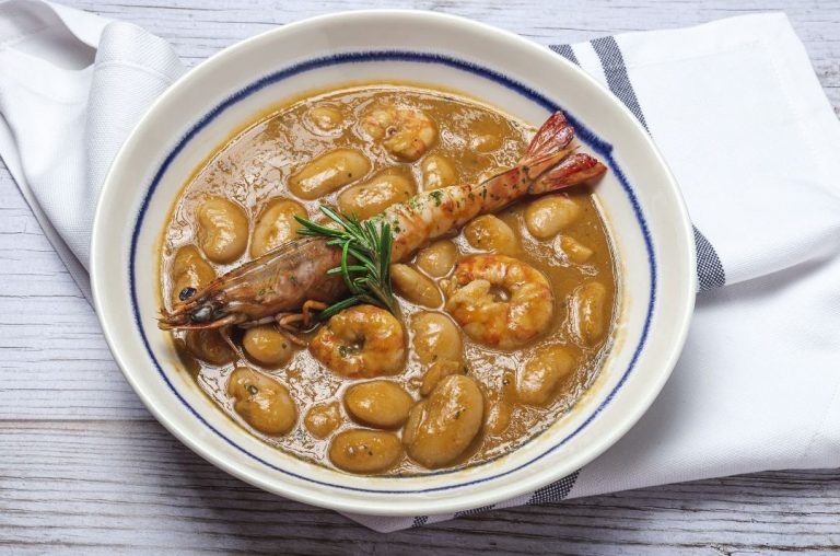 Alubias blancas con langostinos