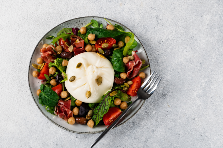 Ensalada de garbanzos a la vinagreta con queso burrata